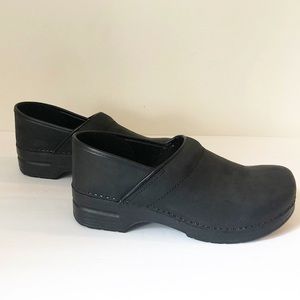 DANSKO PROFESSIONAL Oiled black CLOGS Size 42 NEW